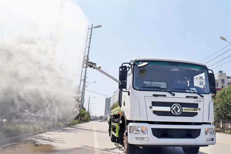 東風光伏太陽能板清洗車