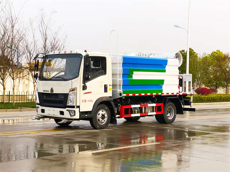 藍(lán)牌重汽豪沃輕卡多功能抑塵車