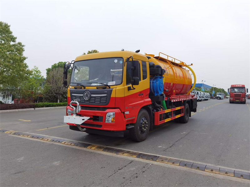 東風(fēng)天錦15方清洗吸污車(chē)帶灑水功能